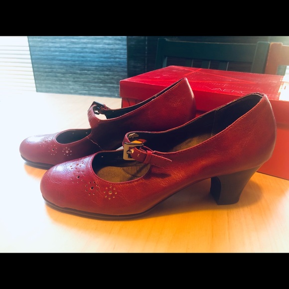 Aerosols, red Mary Janes, size 9 - Picture 2 of 9
